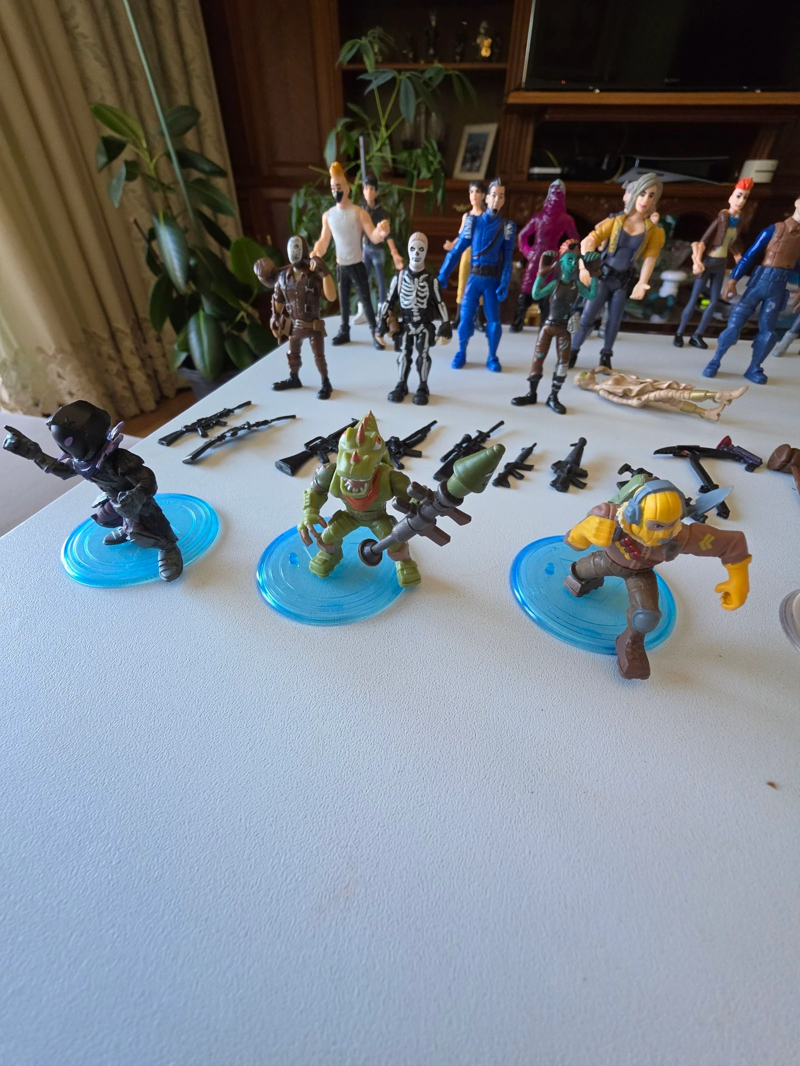 28 Figurines Fortnite de différentes tailles, armes et bases – photo 5